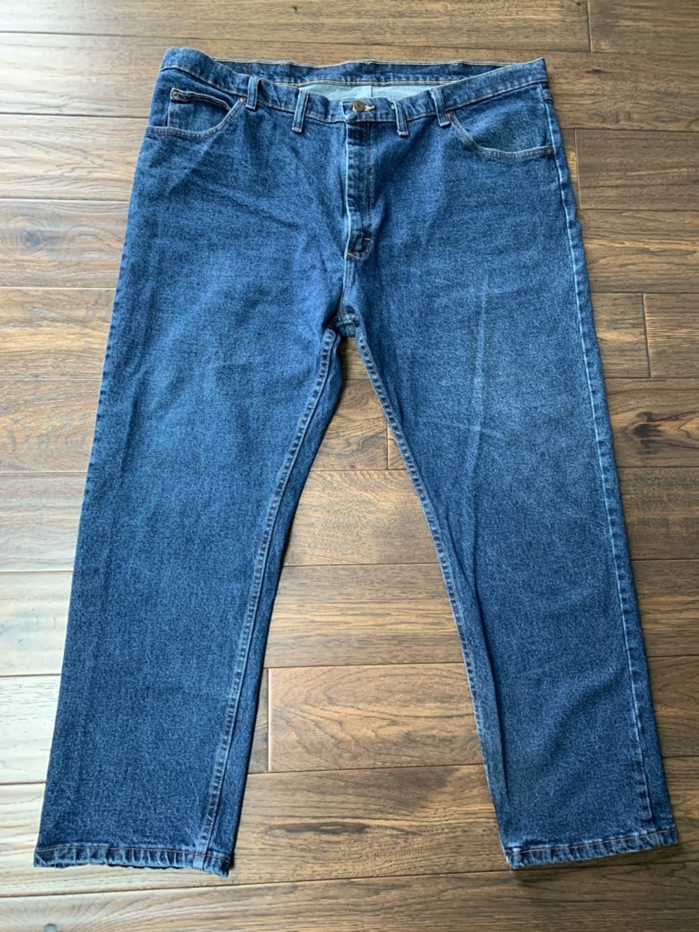 Wrangler Men's Straight Jeans in Dark Blue Denim. Pre-Owned. Size: 44x29.